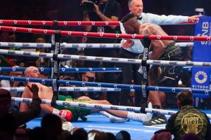"ฟิวรี" ถูกมวย MMA ต่อยร่วงยก 3 ชนะคะแนนไม่เอกฉันท์
