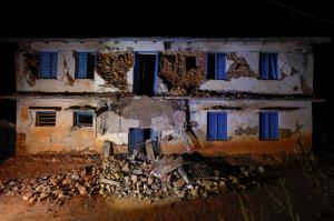 In Clip : แผ่นดินไหวเนปาลยอดดับพุ่ง 157 บ้านเรือนพัง เกิดอาฟเตอร์ช็อก 175 ครั้ง ชาวบ้านกลัวจัดนอนหนาวข้างนอกหนีแผ่นดินไหวข้ามคืน กู้ภัยมือเปล่าแข่งเวลาหาผู้รอดชีวิต