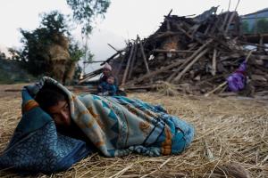 In Clip : แผ่นดินไหวเนปาลยอดดับพุ่ง 157 บ้านเรือนพัง เกิดอาฟเตอร์ช็อก 175 ครั้ง ชาวบ้านกลัวจัดนอนหนาวข้างนอกหนีแผ่นดินไหวข้ามคืน กู้ภัยมือเปล่าแข่งเวลาหาผู้รอดชีวิต