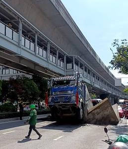 ศาลพระโขนงอนุญาตผัดฟ้อง"เสี่ยบิ๊ก"รถบรรทุกน้ำหนักเกิน ทำถนนสุขุมวิททรุดตัว