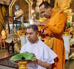 "รองโจ๊ก" ปลงผมลาบวช วัดไทยพุทธคยา อินเดีย