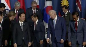 อาการเป็นยังไง! ไบเดนทำท่าสับสนมึนงง ระหว่างถ่ายภาพหมู่ผู้นำโลกบนเวทีเอเปก (ชมคลิป)