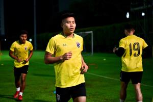 ทีมชาติไทยฝึกซ้อมครั้งแรกที่สิงคโปร์ “พิธิวัตต์“ เตือนทีมห้ามประมาทเพื่อคว้าชัย