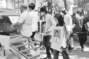 แม่เศร้ารับศพ นศ.อุเทนฯ ลั่นจะเรียกร้องความเป็นธรรมให้ลูกให้มากที่สุด