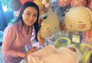 “อ.แหม่ม ร่วมยินดี ”จุ๊บจิ๊บ“ ภรรยา ‘ธรรมนัส’ คลอดลูกสาว ทายาทคนที่ 8 ครอบครัว ‘พรหมเผ่า’