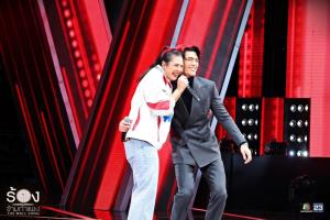 "ออม-ศศิภาพร" นักตบลูกยางสาวไทย โผล่ร้องข้ามกำแพง เซอร์ไพรส์ "จอส-เวอาห์"