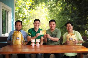 ธ.ก.ส.หอบ 60 ล้านมอบผู้ถูกรางวัลคนแรกสลากชุดถุงทองที่จังหวัดอุตรดิตถ์