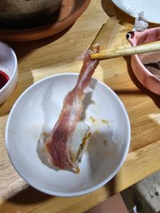 ลูกค้าโวย! ร้านหมูกระทะเสิร์ฟ "ซูชิหน้าหมูดิบ" วอนทางร้านรอบคอบ เหตุหมูดิบอันตราย