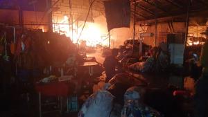 ไฟปะทุอีกรอบโรงเก็บผ้าถูกไฟไหม้วอดที่ปราจีนบุรี ล่าสุด ทต.สระบัวต้องนำรถแบ็กโฮเข้าเคลียร์กองผ้า