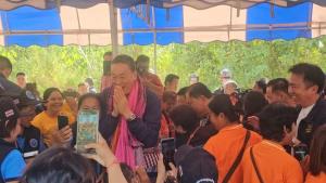 "เศรษฐา" ย้ำชุมชนแข้งแข็ง นำผู้หลุดพ้นเสพยาคืนสู่สังคม คึกคักถูกหอมแก้มซ้าย-ขวา ปชช.เชียร์อยู่ยาว 12 ปี