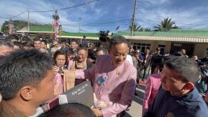 “เศรษฐา” ควักเงินส่วนตัว 7,000 จ่ายค่าผ้าทอมัดหมี่ เป็นกำลังใจกลุ่มแม่บ้านหนองบัวลำภู