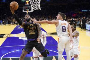 "เลอบรอน" ส่อง 31 แต้ม "เลเกอร์ส" เข้ารอบรองฯ NBA ทัวร์นาเมนต์