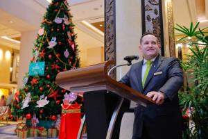 โรงแรมแชงกรี-ลา กรุงเทพฯ จัดงานจุดไฟประดับต้นคริสต์มาสต์ โดยรายได้ส่วนหนึ่งบริจาคให้แก่ มูลนิธิอนุเคราะห์คนหูหนวก