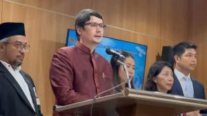 "โรม" พร้อมบุกทำเนียบคุยปมตั้งผกก. หลังนายกฯเมินแจงกมธ. เห็นใจ "สมศักดิ์" ตอบคำถามแทนไม่ได้