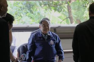 “ลุงป้อม” บอกสื่อสบายดีหลังถูกแซวไม่เห็นหน้านาน แจง “สมรักษ์” ลาออกสมาชิกแล้วไม่เกี่ยว พปชร.