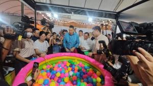 นายกฯ เดินงานกาชาด ล้วงไข่บูธ ตร.ไดัรางวัลปลอบใจ บอกกำลังต้องการการปลอบใจ แวะช้อปโครงการหลวง