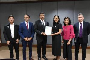 ผู้ว่าฯ ชัชชาติ รับรางวัล Green City Champion Award จากความมุ่งมั่นเปลี่ยน กทม. เป็นเมืองสีเขียว