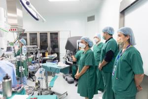 รพ.กรุงเทพ สำนักงานใหญ่ ร่วมกับ มูลนิธิเวชดุสิตฯ ส่งทีมแพทย์ เสริมศักยภาพการผ่าตัดไส้เลื่อนขาหนีบผ่านกล้อง ให้กับ รพ.สุโขทัย
