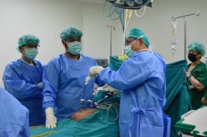 รพ.กรุงเทพ สำนักงานใหญ่ ร่วมกับ มูลนิธิเวชดุสิตฯ ส่งทีมแพทย์ เสริมศักยภาพการผ่าตัดไส้เลื่อนขาหนีบผ่านกล้อง ให้กับ รพ.สุโขทัย