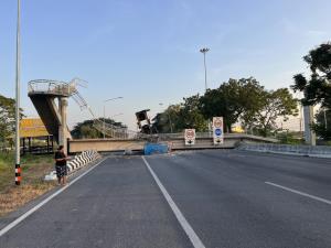 รถดั๊มขัดข้องชนคานสะพานลอยร่วง ปิดตายสายเอเชียขาขึ้น ต้องเร่งยกโครงสร้างออก