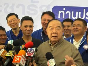 “ลุงป้อม” บอกไม่ได้ไปไหน ยังทำงานเบื้องหลัง ไม่ร่วมสภาเหตุเจ็บขา โยน “ธรรมนัส-สันติ” ข่าวปรับ ครม.