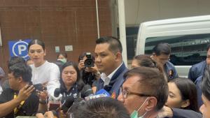 กมธ.บุกถึง รพ.ตำรวจ “ชัยชนะ” โว มาพิสูจน์ความจริง แต่เสียงอ่อยต้องทำตาม กม. “แม้ว” อยู่เกิน 120 วัน ว่าตามระเบียบ
