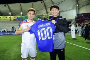 (คลิป) "ธีราทร" ขอบคุณ "มาดามแป้ง" ร่วมฉลองมอบเสื้อรับใช้ทีมชาติไทยครบ 100 นัด