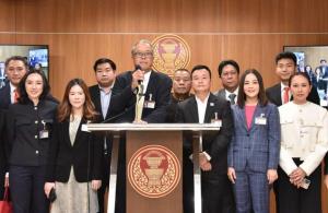พท.ยื่นร่างแก้ รธน.หวังศาล รธน.ชี้ขาดประชามติ มองควร 2 ครั้ง ยันไม่ฝืนคำวินิจฉัยจ่อชงแก้ กม. 3 ประเด็น