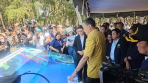 นายกฯ ดูสถานที่จริงแลนด์บริดจ์ ชี้ โอกาสสำคัญทั้งภาคใต้ไม่ใช่แค่ระนอง รับหนังสือกลุ่มค้านขอไม่ต้องห่วง