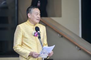 นายกฯ มอบตราสัญลักษณ์งานเฉลิมพระเกียรติในหลวง ร.10 ในโอกาสพระราชพิธีเฉลิมพระชนมพรรษา 6 รอบ