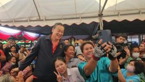 นายกฯลุยลพบุรีต่อดูน้ำ-รับฟังปัญหา ดันท่องเที่ยวเมืองรอง ขอโทษรบกวนช่วงตรุษจีนอวยพรมีความสุข