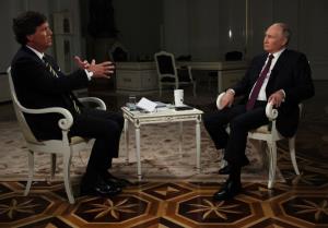ประธานาธิบดีวลาดิมีร์ ปูติน ของรัสเซีย ขณะให้สัมภาษณ์ ทัคเกอร์ คาร์ลสัน ที่ทำเนียบเครมลินในกรุงมอสโก เมื่อวันอังคารที่ 6 ก.พ. (ภาพเผยแพร่โดยสำนักข่าวสปุตนิก ของทางการรัสเซีย)