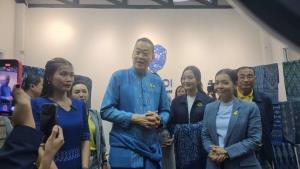 นายกฯ ชวนอุดหนุนผ้าย้อมครามบ้านดอนกอย ที่ “เจ้าฟ้าสิริวัณณวรี” ทรงสนับสนุน พร้อมดันสู่เวทีโลก