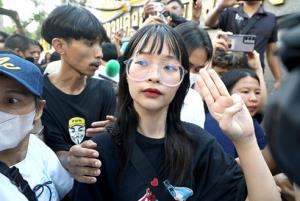 พฤติกรรมกลุ่มทะลุวัง : การท้าทายความจงรักภักดี