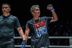 เดือดจัด “ก้องศึก” พลิกเกมอัด “เพชรสุขุมวิท” ซิวโบนัสหนแรกศึก ONE ลุมพินี 53