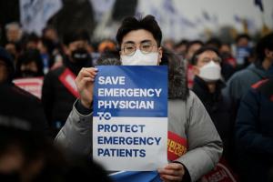 ฟันไม่เลี้ยง! เกาหลีใต้ไล่เช็กชื่อ เตรียมดำเนินคดีแพทย์ที่ ‘ไม่กลับเข้าทำงาน’