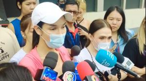 กะเทยไทยจะไม่ทน! สาวสองชาวไทย รวมตัวบุกโรงพักลุมพินี แจ้งดำเนินคดีคู่กรณีชาวฟิลิปปินส์