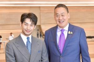 นายกฯ ประชันหล่อ “อาโป” พรีเซนเตอร์พาณิชย์ขับเคลื่อนเศรษฐกิจในมิติใหม่ด้วยด้วยภาพยนตร์-ซีรีส์วาย