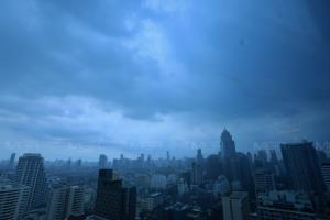 ไทยมีพายุฤดูร้อน พายุฝนฟ้าคะนอง ลมกระโชกแรง ถล่มหลายจังหวัด ลูกเห็บตกบางแห่ง กทม.โดนด้วย 60%