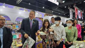 นายกฯ แวะงานหนังสือ ซื้อ “ไม่มีครั้งสุดท้ายสำหรับโอกาส” เยี่ยมบูธพีอาร์สงกรานต์แย้มอยากเล่นที่หัวหิน