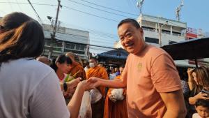 “เศรษฐา” ควงภริยาใส่บาตร โวสงกรานต์ปีหน้าคึกคักกว่านี้ ย้ำเงินหมื่นได้ไตรมาส 4 โพสต์ครอบครัวเข้มแข็งชาติเข้มแข็ง