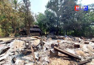 สภาพบ้านเรือนในบ้านเกาะนวยที่ถูกแรงระเบิดจากกองทัพพม่าทำลาย
