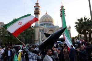 ประชาชนในกรุงเตหะรานถือขีปนาวุธจำลองออกมาร่วมเฉลิมฉลองหลังกองกำลังพิทักษ์ปฏิวัติอิหร่าน (IRGC) เปิดฉากแก้แค้นอิสราเอล