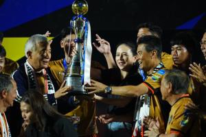 สนามแตก! มาดามแป้ง มอบถ้วยแชมป์ไทยลีก 2 ให้ นครราชสีมา ท่ามกลามแฟนบอล 24,556 คน