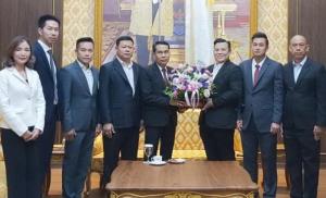 ดร.วรวุฒิ คงศิลป์ ตัวแทนวินตัน (Winton)จากอังกฤษ และคณะ ร่วมสวัสดีอวยพร รัฐมนตรีว่าการกระทรวงกลาโหม ดร.สุทิน คลังแสง