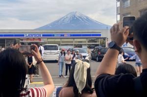 ท้องถิ่นเริ่มกั้นฉากดำปิดจุดถ่ายรูปฟูจิ ตัดปัญหา&amp;#8203;นักท่องเที่ยวไร้ระเบียบ&amp;#8203;