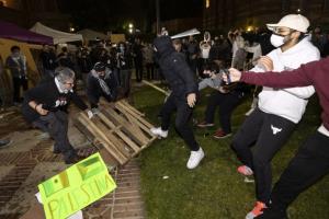 ตีกันอุตลุด! ฝ่ายต่อต้าน ‘ลุย’ นศ.กลุ่มประท้วงที่ UCLA ขณะตำรวจนิวยอร์กบุกสลายม็อบที่มหาวิทยาลัยโคลัมเบีย ชมคลิป