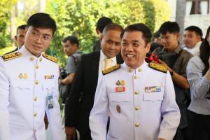 รมต.ป้ายแดงตบเท้าทำบัตรประจำตัวเตรียมเข้าถวายสัตย์ฯ 6 โมงเย็นวันนี้
