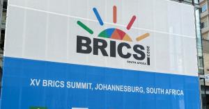 จะเกิดขึ้นจริงหรือ! รัสเซียเร้า BRICS เตรียมพร้อม รับมือระบบการเงินโลก-ดอลลาร์ล่มสลาย