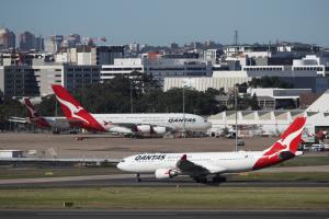 ก้มหน้ารับกรรม! Qantas ยอมถูกปรับ 2,900 ล้าน ฐานขายตั๋วเที่ยวบินที่ ‘ยกเลิก’ ไปแล้ว